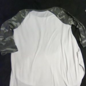 Quarter sleeve camo sleeve top